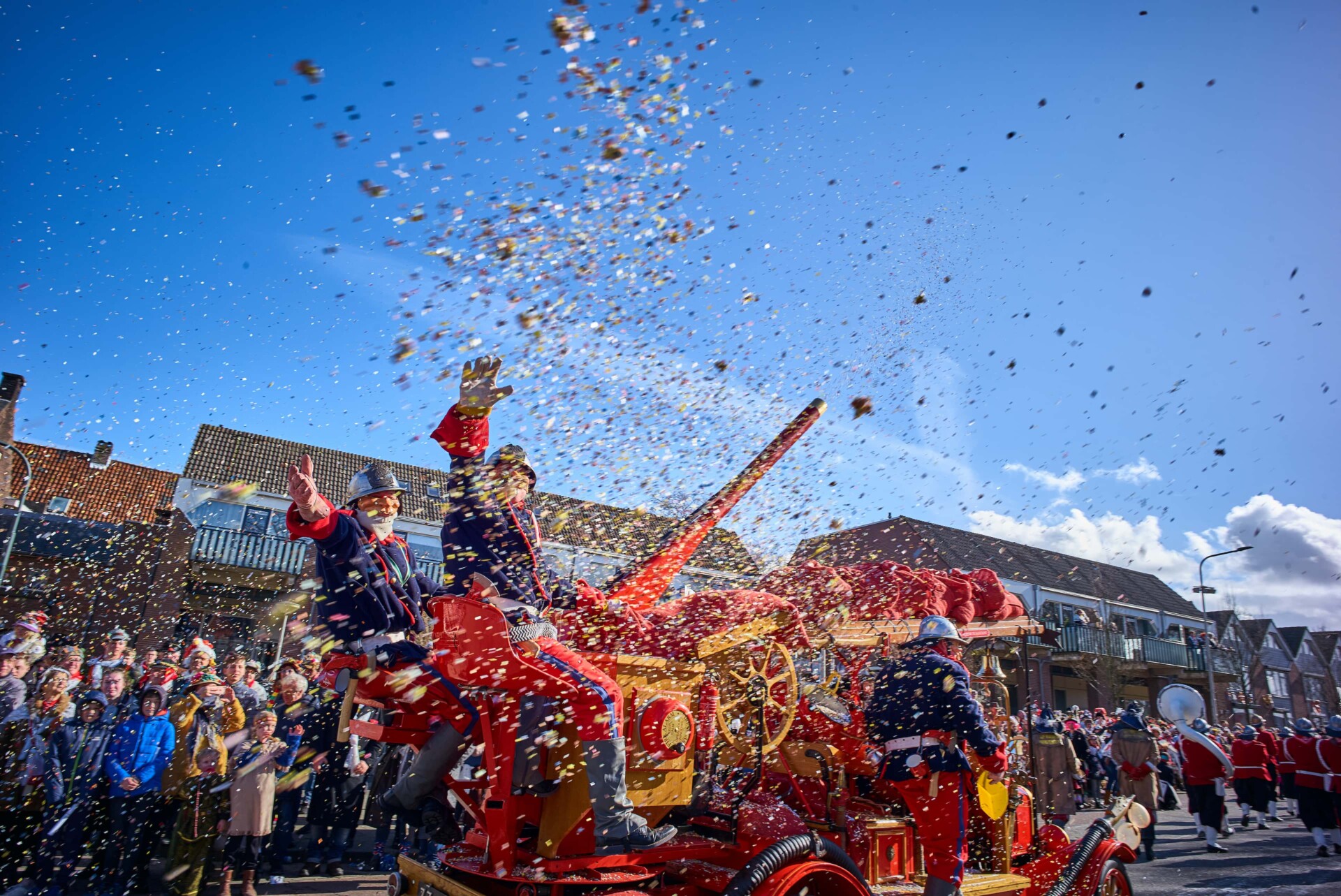 Carnavalswagen met confetti kanon in carnavalsoptocht