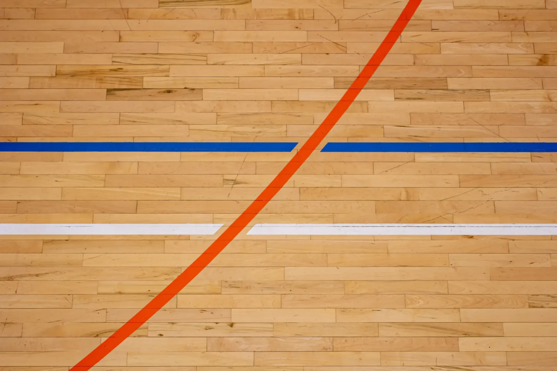Abstract bovenaanzicht van sportlijnmarkeringen als metafoor voor digitale projecten die zich onderweg ontwikkelen