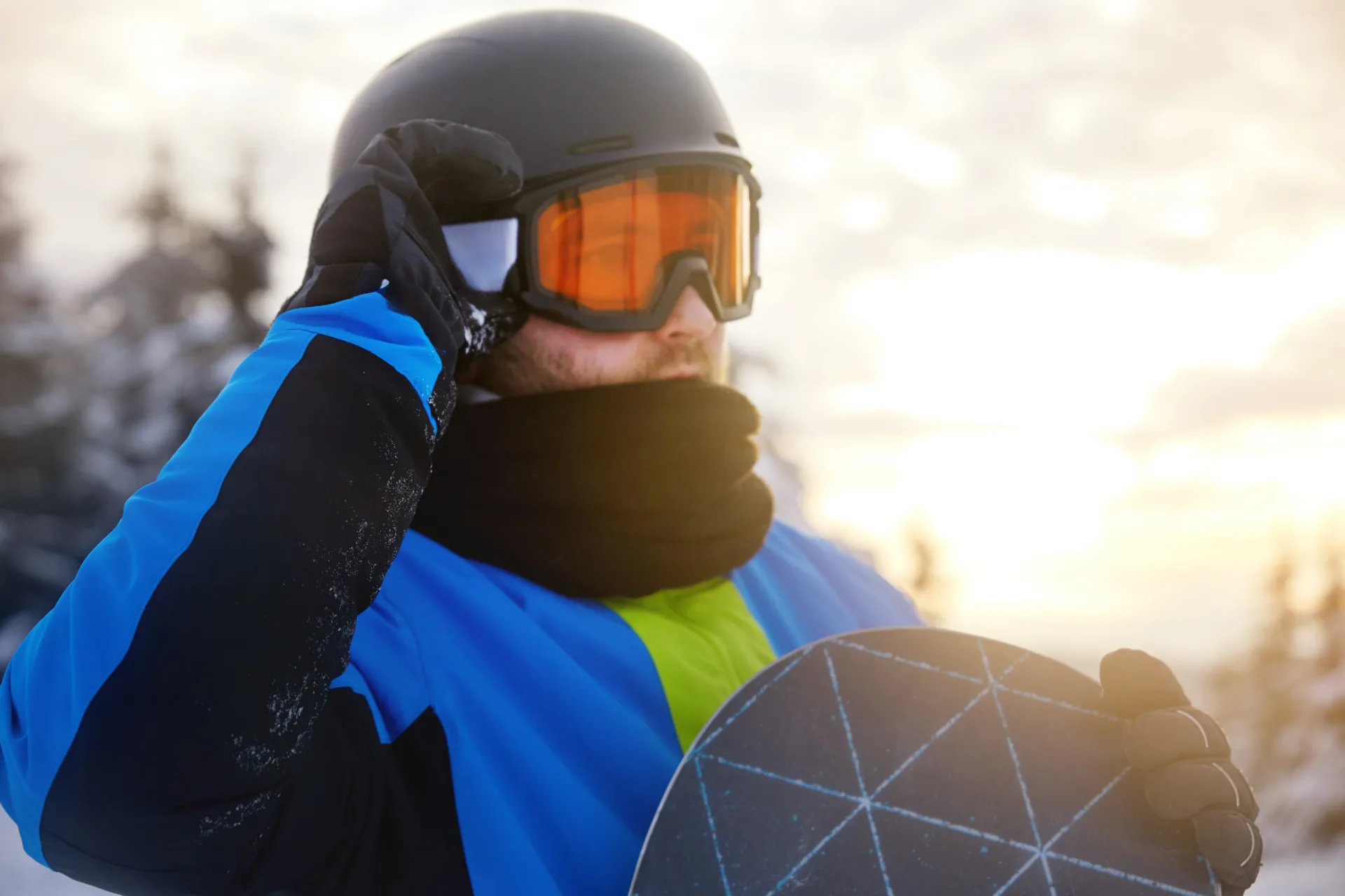 snowboarder snowboardbril opzetten wintersport bergen