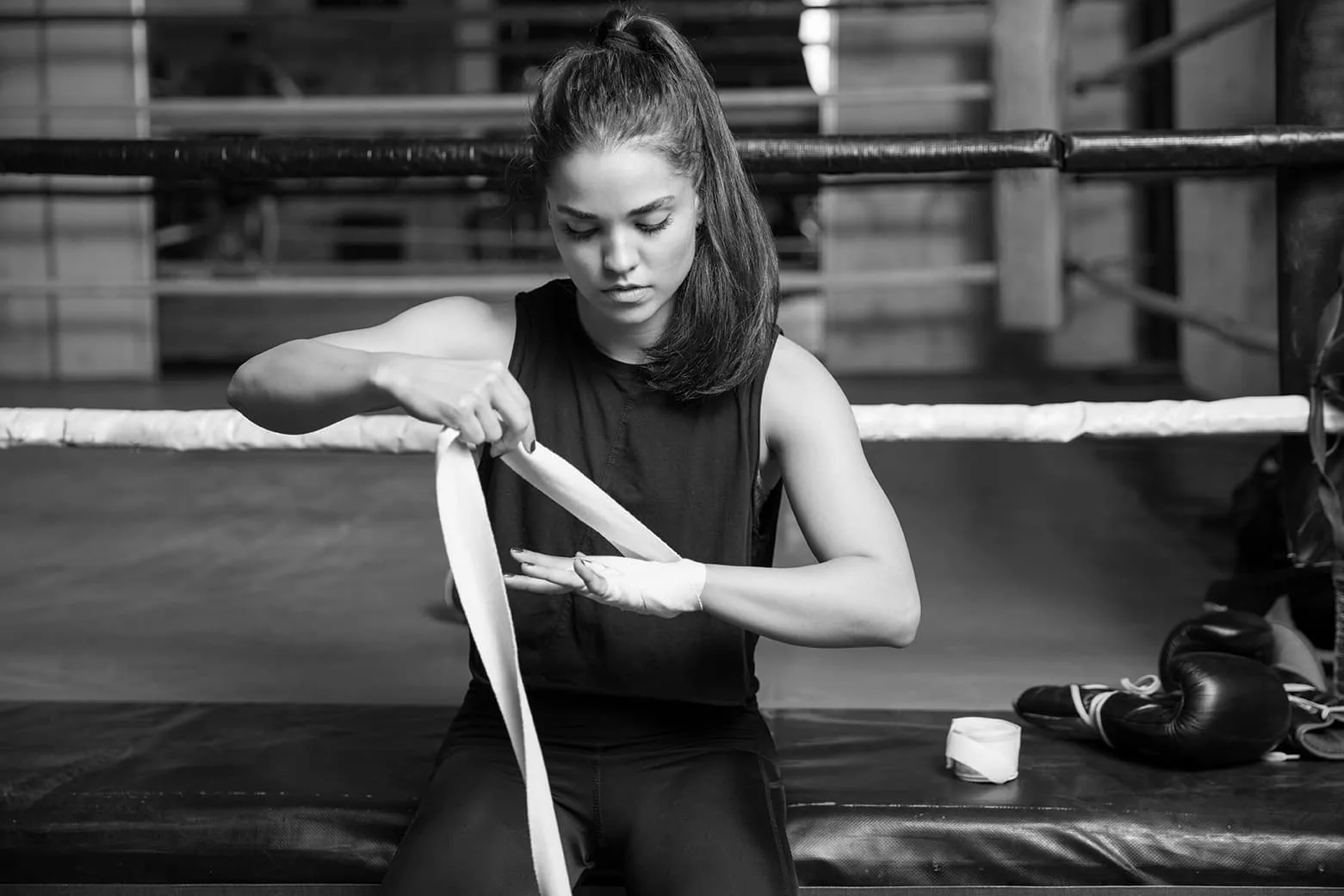 vrouw handwraps boksen boksring training